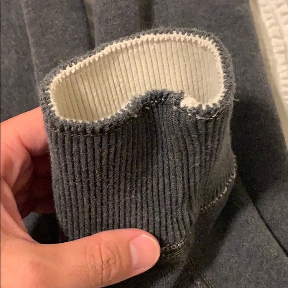 Like New Abercrombie & Fitch Sweater. - Picture 4 of 4